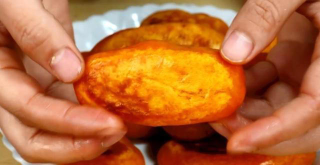 南瓜饼最正确的做法，出锅色泽金黄，外焦里香，大人小孩都爱吃