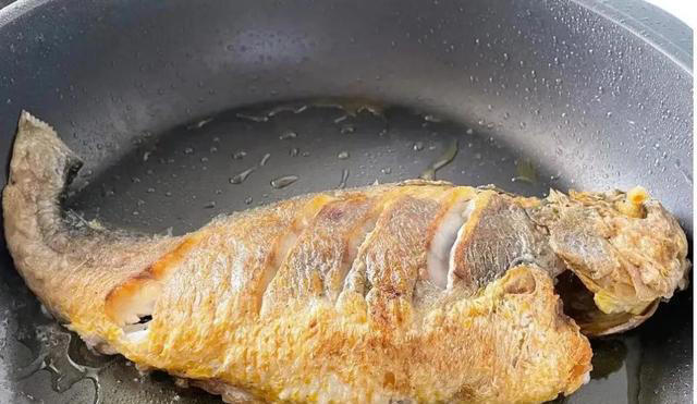煎鱼怎么做才好吃？多加这3步，不粘锅不破皮，外酥里嫩！
