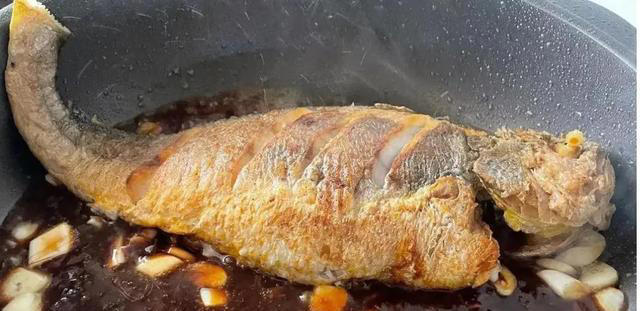 煎鱼怎么做才好吃？多加这3步，不粘锅不破皮，外酥里嫩！