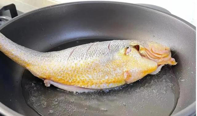 煎鱼怎么做才好吃？多加这3步，不粘锅不破皮，外酥里嫩！