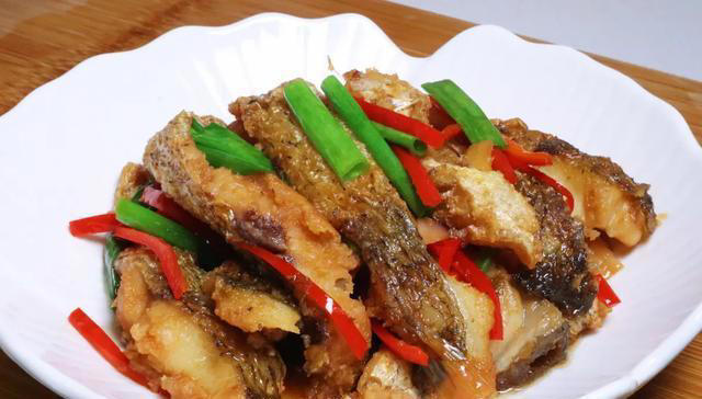 鱼肉怎么腌不腥？教你一个妙招，鲜嫩无腥味，清蒸红烧都好吃
