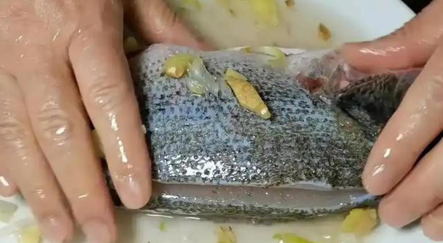 鱼肉怎么腌不腥？教你一个妙招，鲜嫩无腥味，清蒸红烧都好吃