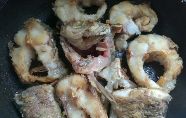 鱼肉怎么腌不腥？教你一个妙招，鲜嫩无腥味，清蒸红烧都好吃