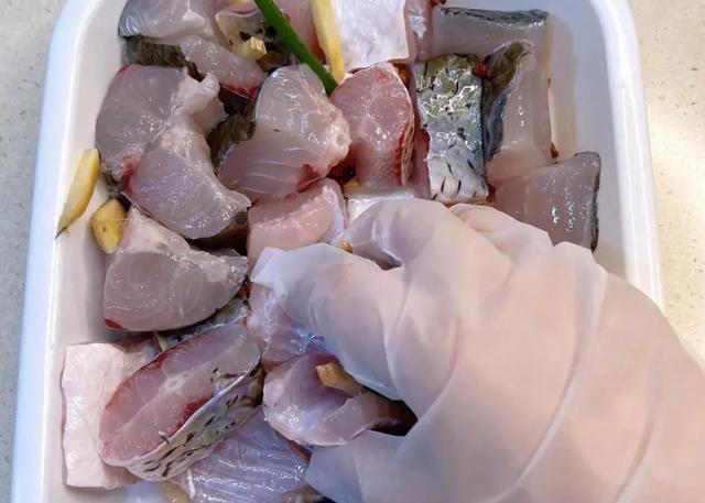 鱼肉怎么腌不腥？教你一个妙招，鲜嫩无腥味，清蒸红烧都好吃