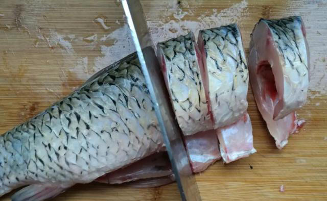 鱼肉怎么腌不腥？教你一个妙招，鲜嫩无腥味，清蒸红烧都好吃