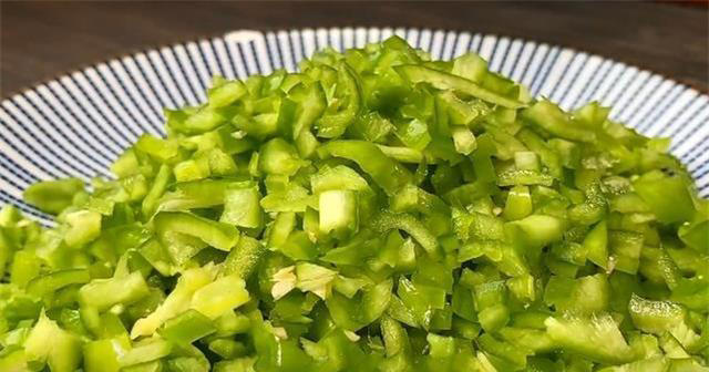 茄子馅包子要不要焯水？教你正确做法，馅料软烂滑嫩，真香