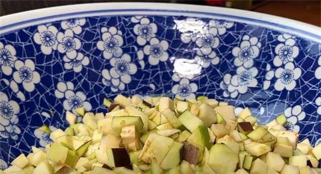 茄子馅包子要不要焯水？教你正确做法，馅料软烂滑嫩，真香