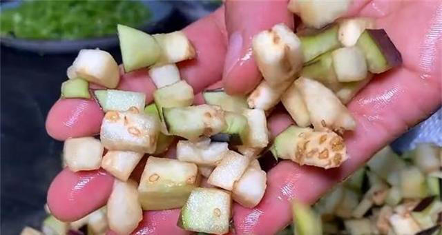 茄子馅包子要不要焯水？教你正确做法，馅料软烂滑嫩，真香