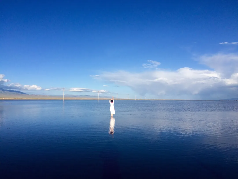 微信，早已成为情感交流的重要平台。 那些微妙的情绪，那些不为人知的秘密，都可能在朋友圈的只言片语中流露。 而一个女人的品质，往往也隐藏在这些细节之中。 你爱的人，是不是好女人，看微信就知道了。  01 好女人，与异性相处有分寸 记得曾在电