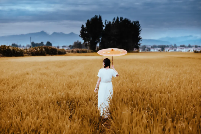 为什么说，男人一生最好的投资是选对妻子？ 因为男人这一生，站得高不高、走得远不远，很大程度上取决于身边的女人。 老婆贤良淑德，家和万事兴，事业自然越来越好； 老婆无理取闹，整天乌烟瘴气，哪有精力奋斗拼搏？ 因此股神巴菲特才会说： “选对妻子