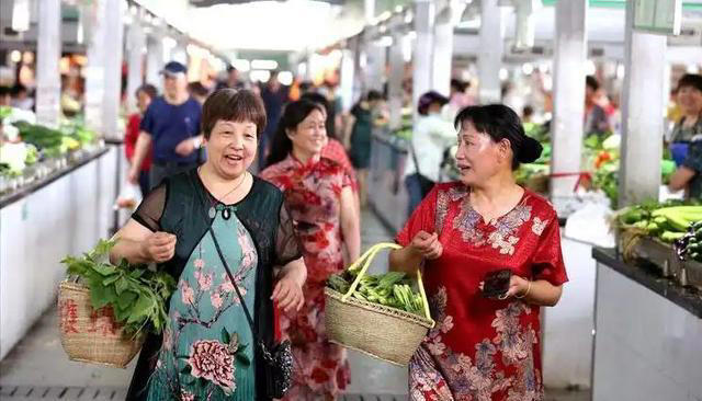医生劝告：这4种食物吃多了容易堵塞血管，老年人再爱吃也要控制
