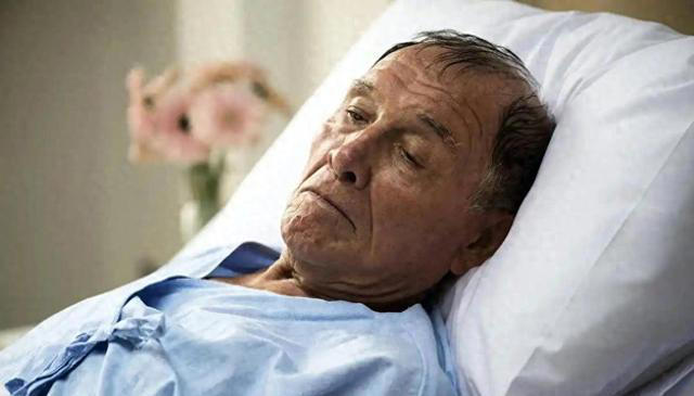 医生劝告：这4种食物吃多了容易堵塞血管，老年人再爱吃也要控制