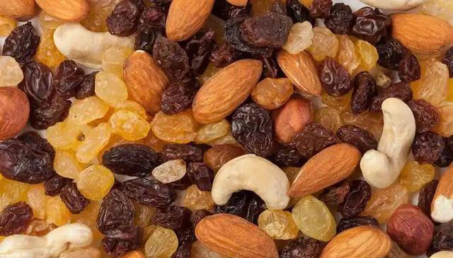 医生劝告：这4种食物吃多了容易堵塞血管，老年人再爱吃也要控制