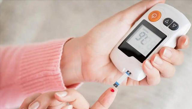 医生劝告：这4种食物吃多了容易堵塞血管，老年人再爱吃也要控制