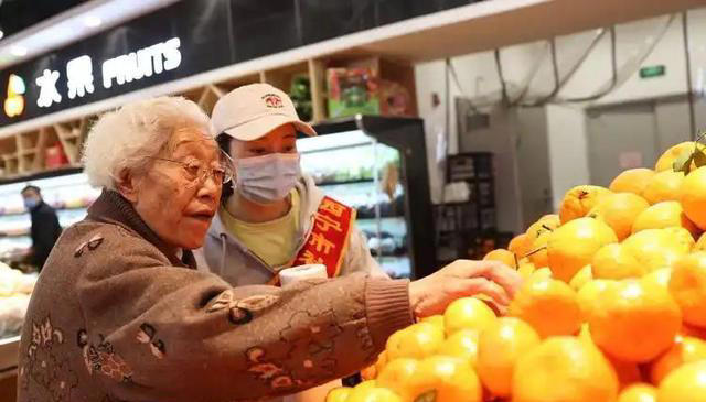 医生劝告：这4种食物吃多了容易堵塞血管，老年人再爱吃也要控制