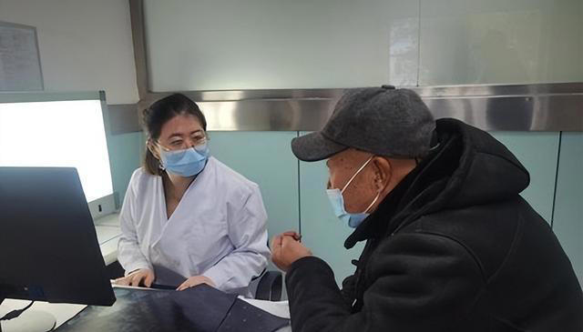 医生劝告：这4种食物吃多了容易堵塞血管，老年人再爱吃也要控制