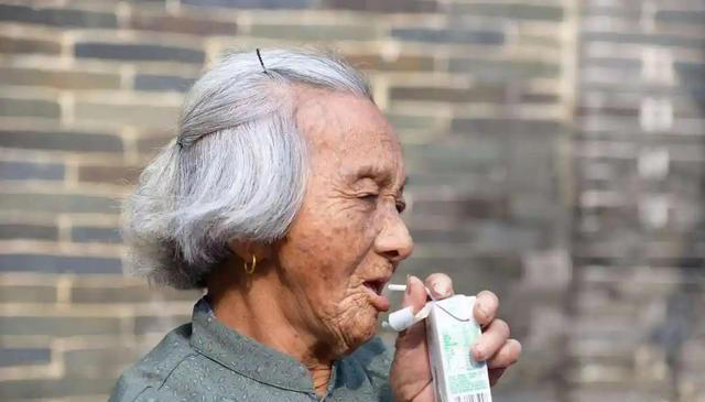 医生劝告：这4种食物吃多了容易堵塞血管，老年人再爱吃也要控制