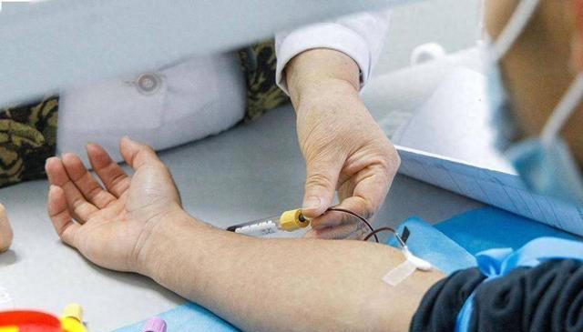 医生劝告：这4种食物吃多了容易堵塞血管，老年人再爱吃也要控制