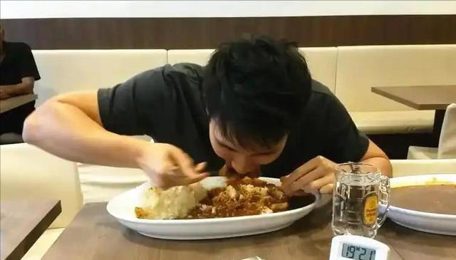 医生劝告：这4种食物吃多了容易堵塞血管，老年人再爱吃也要控制