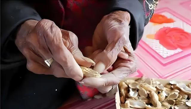 医生劝告：这4种食物吃多了容易堵塞血管，老年人再爱吃也要控制