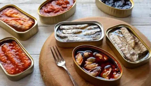 医生劝告：这4种食物吃多了容易堵塞血管，老年人再爱吃也要控制