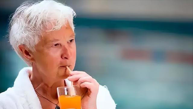 医生劝告：这4种食物吃多了容易堵塞血管，老年人再爱吃也要控制