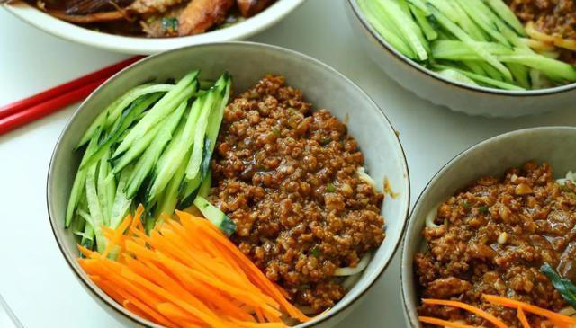 三伏天，不蒸米饭不炒菜，适合夏天吃的懒人饭菜一锅出