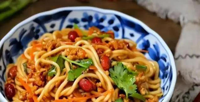 家常拌面10分钟搞定，3种调料绝配，味道好到停不下来