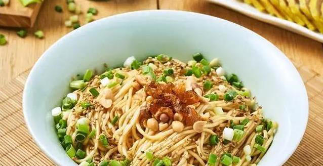 家常拌面10分钟搞定，3种调料绝配，味道好到停不下来