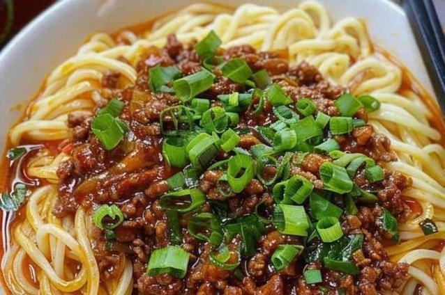 杂酱米线香到流口水，西红柿鸡蛋面酸甜开胃，你最爱哪碗？