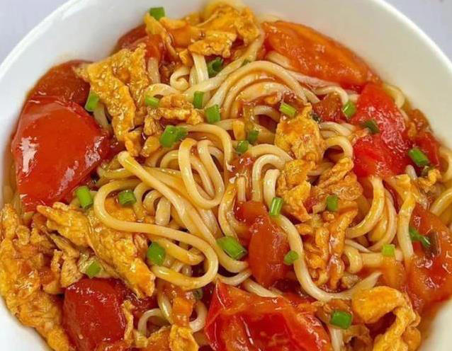 杂酱米线香到流口水，西红柿鸡蛋面酸甜开胃，你最爱哪碗？