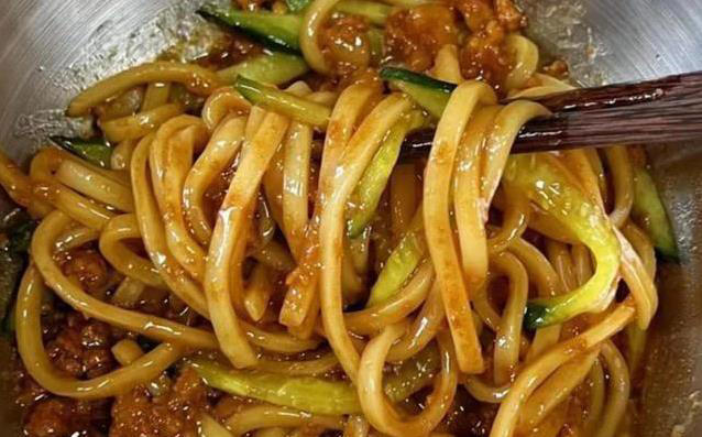 杂酱米线香到流口水，西红柿鸡蛋面酸甜开胃，你最爱哪碗？