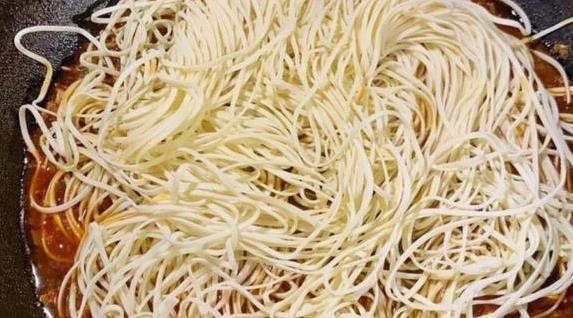 十分钟搞定一锅焖面，3个小窍门让面条筋道入味，你学会了吗？
