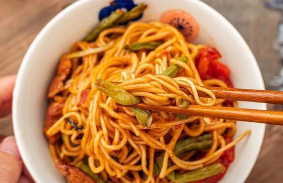 十分钟搞定一锅焖面，3个小窍门让面条筋道入味，你学会了吗？