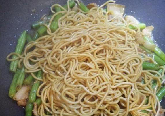 十分钟搞定一锅焖面，3个小窍门让面条筋道入味，你学会了吗？