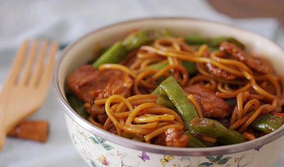 十分钟搞定一锅焖面，3个小窍门让面条筋道入味，你学会了吗？