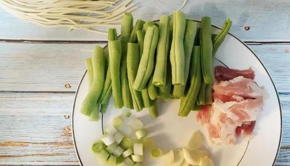 十分钟搞定一锅焖面，3个小窍门让面条筋道入味，你学会了吗？