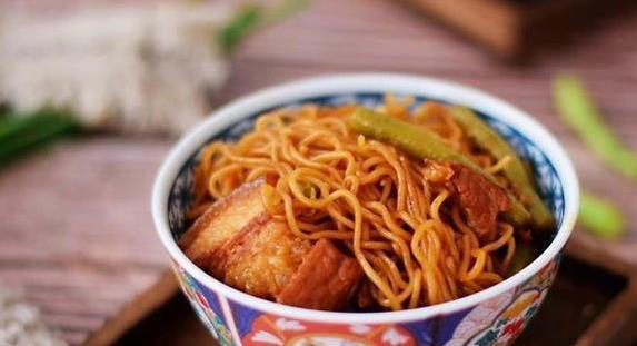 十分钟搞定一锅焖面，3个小窍门让面条筋道入味，你学会了吗？