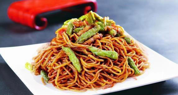 十分钟搞定一锅焖面，3个小窍门让面条筋道入味，你学会了吗？