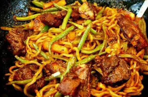 十分钟搞定一锅焖面，3个小窍门让面条筋道入味，你学会了吗？