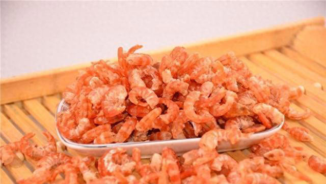 老人容易出现骨质疏松，不妨多吃这6种食物，或能强健骨骼