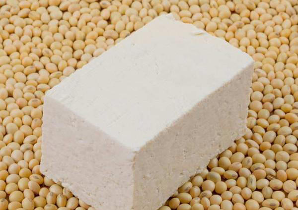 老人容易出现骨质疏松，不妨多吃这6种食物，或能强健骨骼