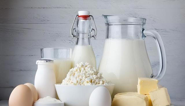 老人容易出现骨质疏松，不妨多吃这6种食物，或能强健骨骼