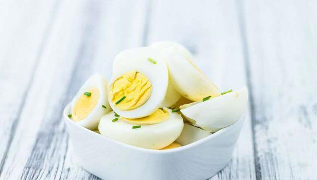 老人容易出现骨质疏松，不妨多吃这6种食物，或能强健骨骼