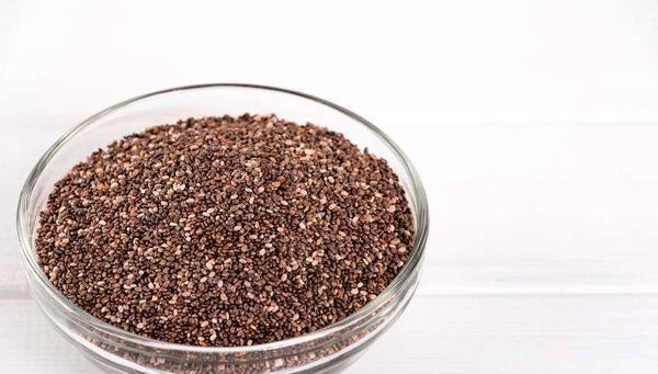 老人容易出现骨质疏松，不妨多吃这6种食物，或能强健骨骼