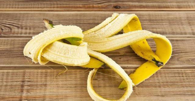 香蕉皮怎么做养花肥料？香蕉皮用来种菜养花，好处竟然这么多