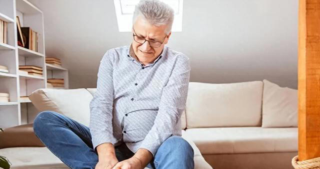 睡觉时突然腿抽筋就是缺钙？NO！还有这3个原因，千万别忽视了！