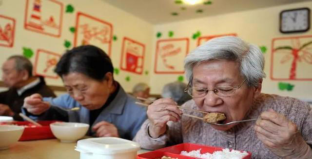 医生提醒：上年纪的人，宁可空腹，最好不要在早上去吃这几种