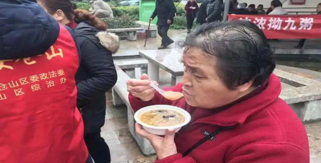 医生提醒：上年纪的人，宁可空腹，最好不要在早上去吃这几种