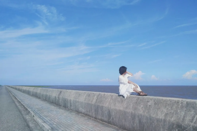 在这个纷繁复杂的社会中，人与人之间的交流成为了一门学问。 我们每天都在与不同的人打交道，聊天成为了我们生活中不可或缺的一部分。 然而，有些话题，在聊天时却是不宜触及的，因为它们可能让你显得愚蠢，甚至引发不必要的麻烦。 就像下面这3点，尽量和